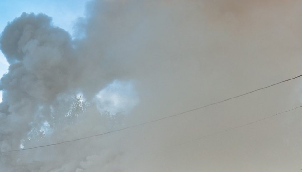 Деревянный дом горел днём в Северодвинске 